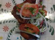 Una foto de pollo asado con cilantro