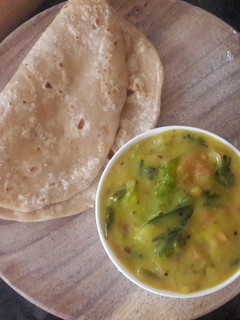 பாம்பே சட்னி- வெங்காயம், கடலை மாவு சட்னி (vengayam, kadalai maavu chutni recipe in Tamil) செய்முறை முக்கிய புகைப்படம்