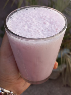 Una foto de Licuado de banana y frutilla con leche 🍌🍓