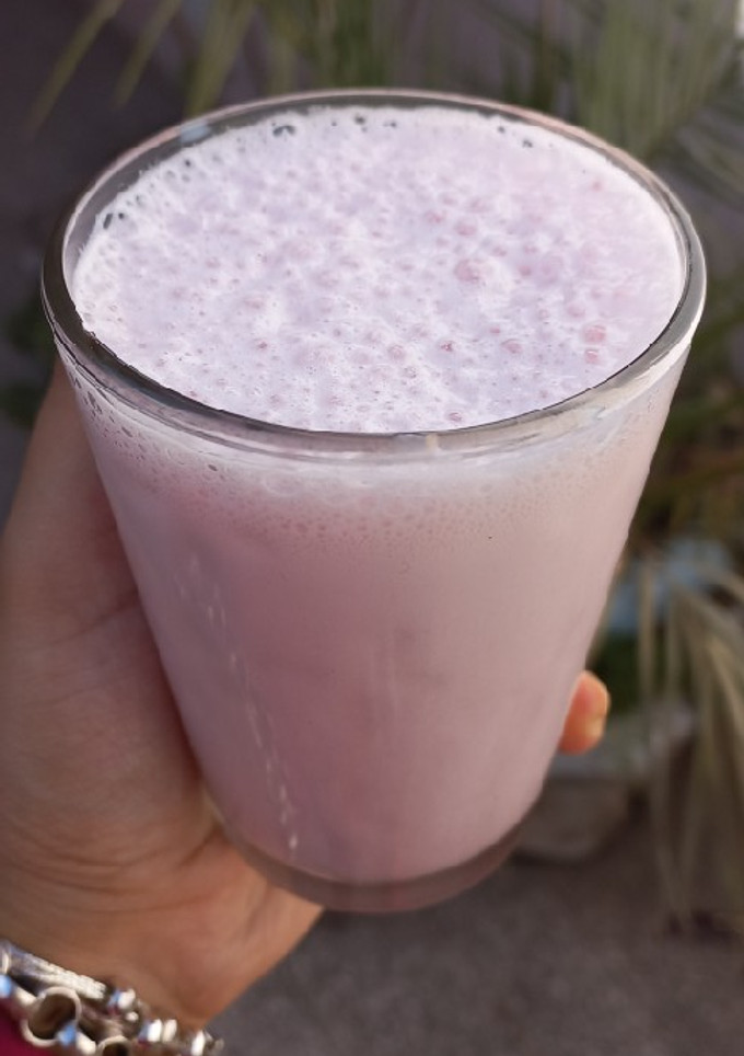 Una foto de Licuado de banana y frutilla con leche 🍌🍓