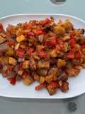 Porc mariné aux aubergines graffiti, tomates et poivron rouge