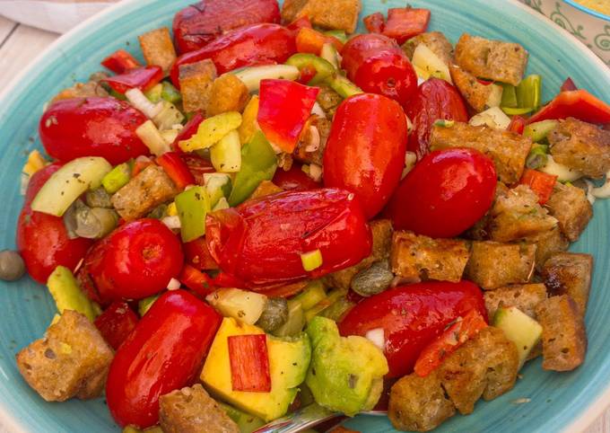 Panzanella - italienischer Brotsalat mit sautierten Tomaten