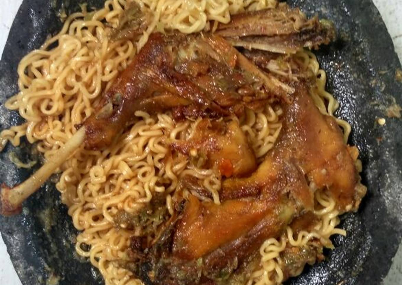 Mie goreng ayam geprek