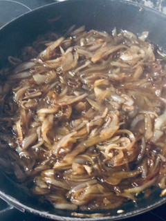Una foto de Cebolla caramelizada😋
