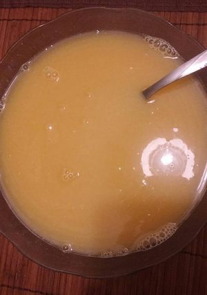 Una foto de Sopa crema de calabacín y caldo de zapallito verde