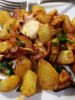 Una foto de Salteado de pulpo con patatas
