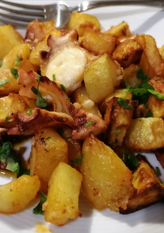 Una foto de Salteado de pulpo con patatas