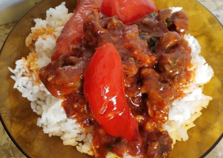 Carne de ternera con salsa de harina arroz blanco