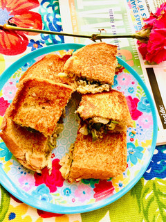চীজ স্যান্ডউইচ উইথ ভেজিস অ্যান্ড হার্বস (Cheese Sandwich with Veggies & Herbs Recipe in Bengali) রেসিপির প্রধান ছবি