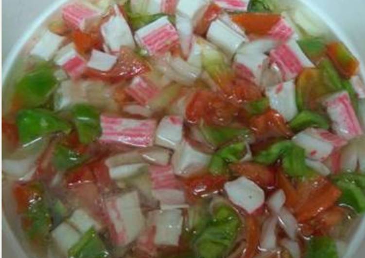 Salpicón con palitos de cangrejo (surimi)