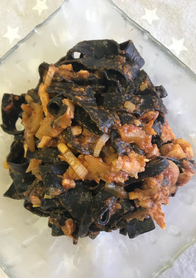 Una foto de Pasta Negra con Salmón