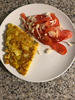 Una foto de Tortilla de patatas con ensalada