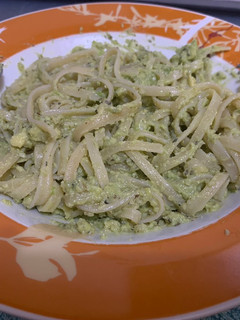 Una foto de Pasta con pesto de aguacate 🥑 (Thermomix)