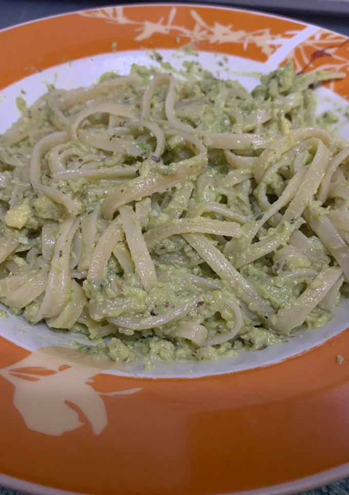 Una foto de Pasta con pesto de aguacate 🥑 (Thermomix)