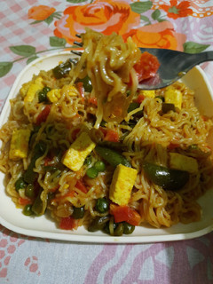 वेजिटेबल फ्राई मैगी (vegetable fry maggi recipe in Hindi) रेसिपी मुख्य फोटो