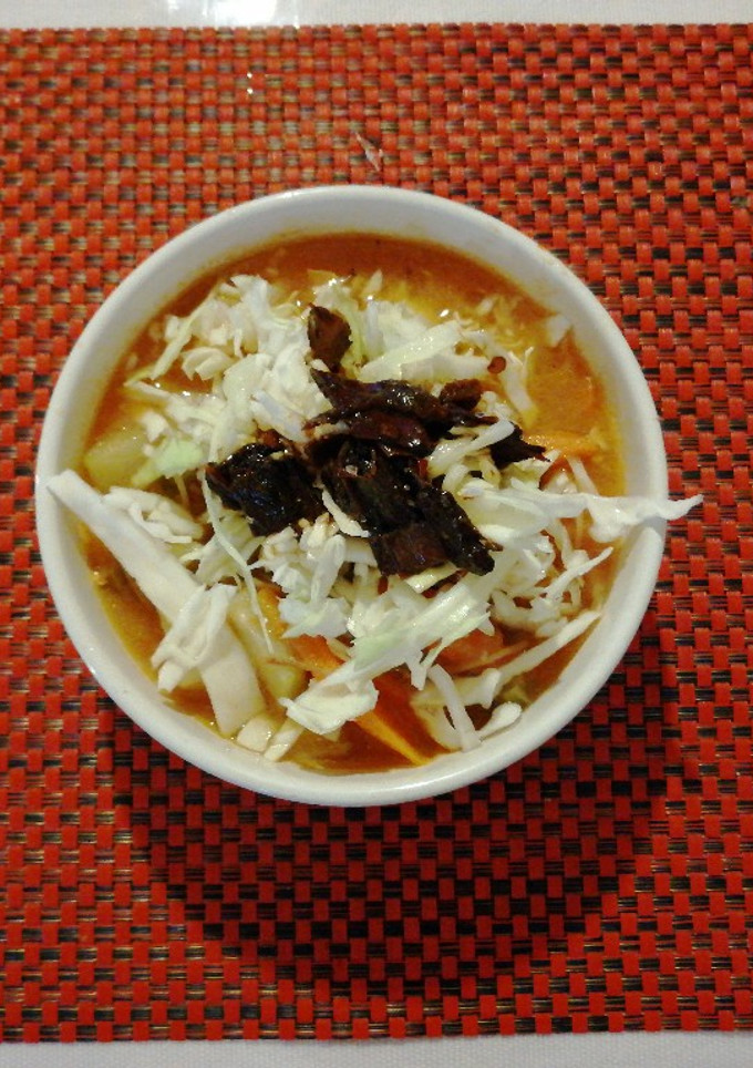 Una foto de Sopa de nopales navegantes fideo tortilla masa azul frita