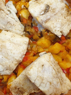 Una foto de Bacalao con pisto y patatas