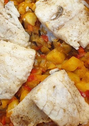 Una foto de Bacalao con pisto y patatas