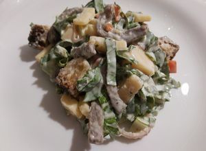 Una foto de Ensalada César con bistec de res