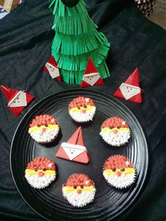रेड वेलवेट सेंटा कप केक (red velvet santa cupcake recipe in Hindi) रेसिपी मुख्य फोटो