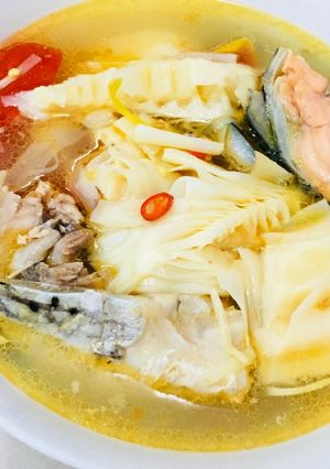 Hình của món Canh măng chua đầu cá hồi.