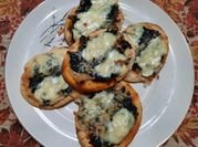 Una foto de pizzetas en microondas