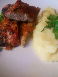 Una foto de Matambre de cerdo al horno con puré de papas