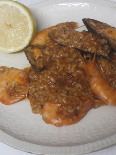 Una foto de Arroz con mejillones y gambas en cazuela de barro
