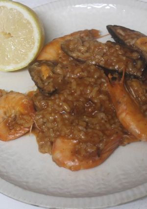 Una foto de Arroz con mejillones y gambas en cazuela de barro