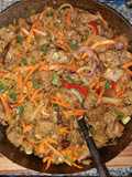 Lomo de cerdo al Wok con verduras y spaguetti