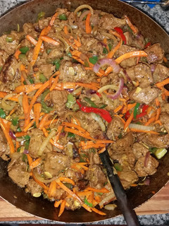Una foto de Lomo de cerdo al Wok con verduras y spaguetti