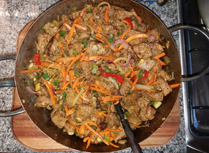 Una foto de Lomo de cerdo al Wok con verduras y spaguetti