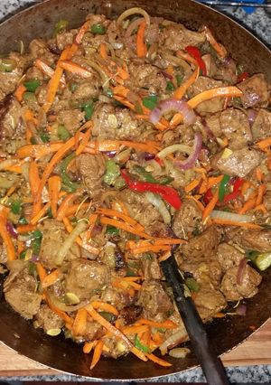 Una foto de Lomo de cerdo al Wok con verduras y spaguetti