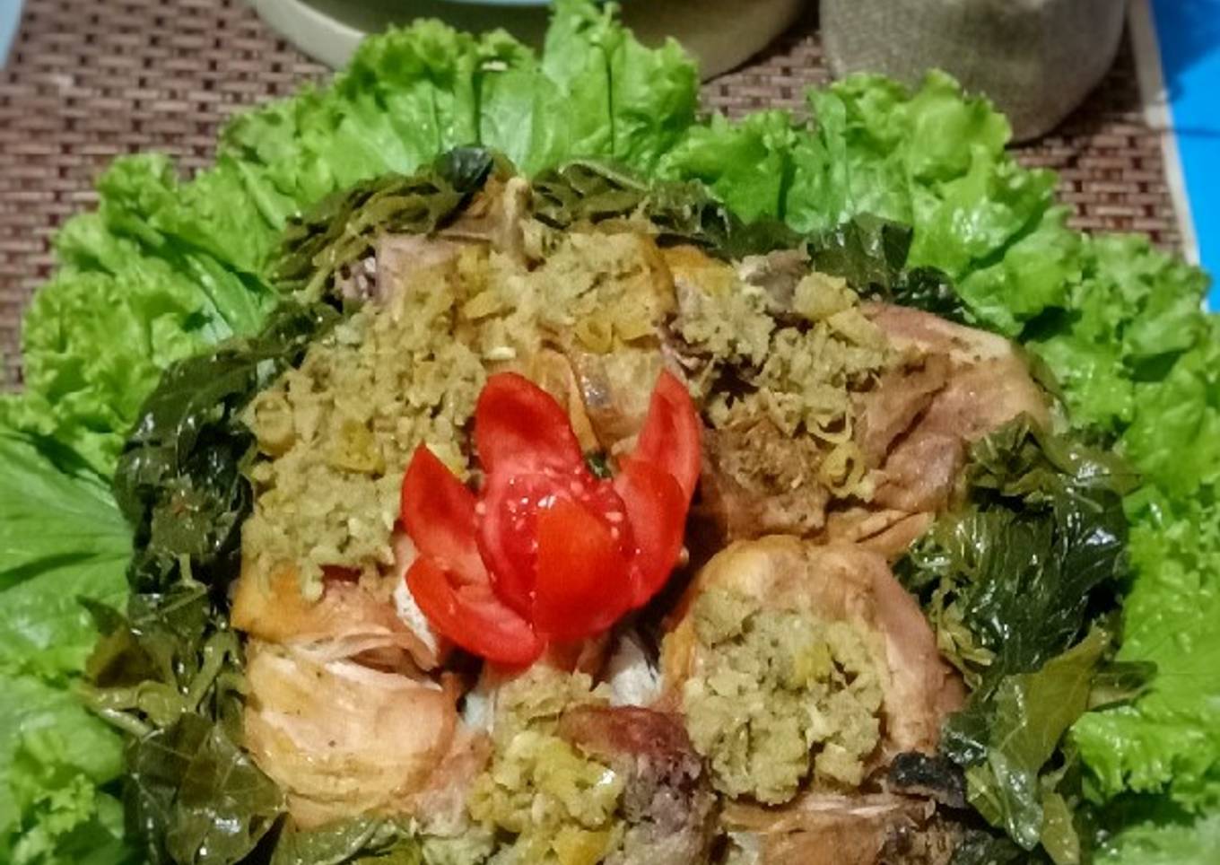 Ayam Betutu Panggang dengan Daun Singkong