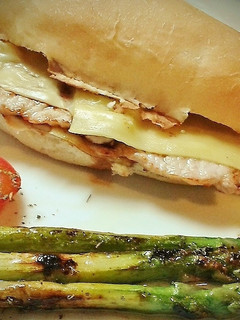 Una foto de Pepito de lomo de cerdo y queso con salsa viandox