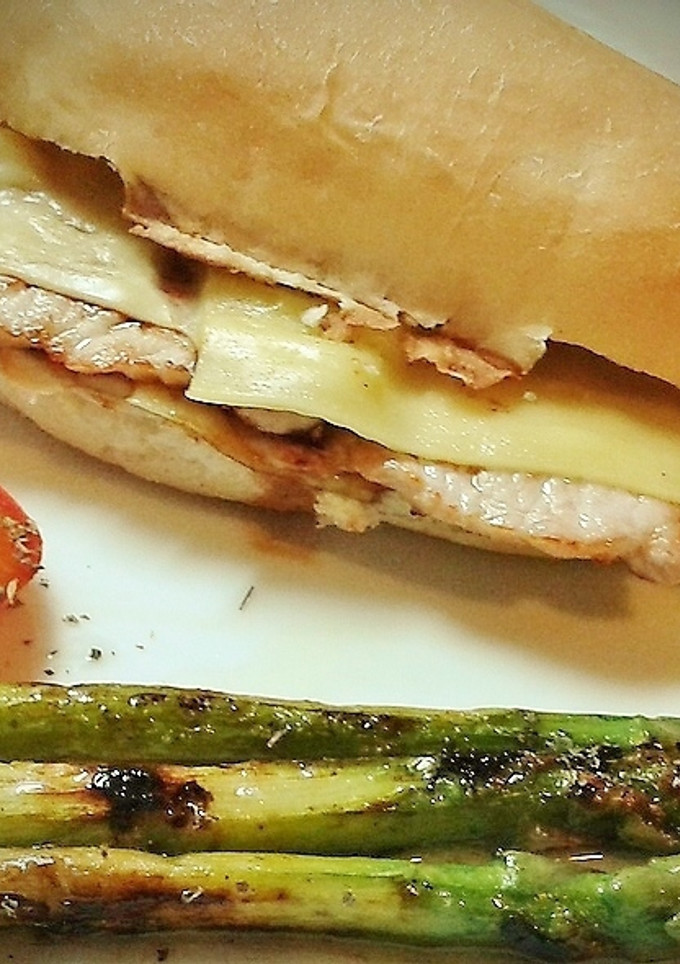 Una foto de Pepito de lomo de cerdo y queso con salsa viandox