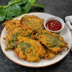 Crispy poi saag pakora🤤 A picture of Crispy poi saag pakora🤤.