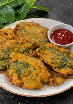 A picture of Crispy poi saag pakora🤤.