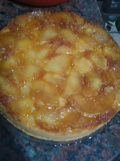 Una foto de Torta de manzana invertida súper fácil y esponjosa