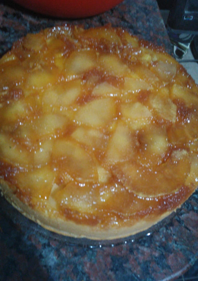 Una foto de Torta de manzana invertida súper fácil y esponjosa