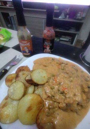 Una foto de Carre de cerdo a la crema con champiñones picante y papas al horno