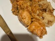 Una foto de risotto con salsa de tomate