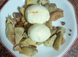 Foto principal de Alcachofas y setas con Huevos pasados por agua