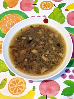 Una foto de Sopa de champiñones con alga agar agar y jamón serrano