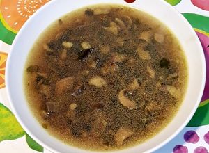 Foto principal de Sopa de champiñones con alga agar agar y jamón serrano