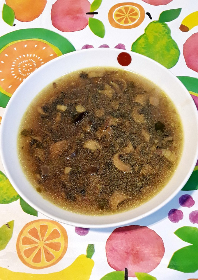 Una foto de Sopa de champiñones con alga agar agar y jamón serrano