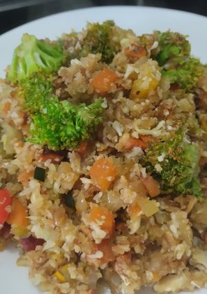 Una foto de Falso arroz de coliflor tipo yakimeshi a mi manera🍚🥡🍱