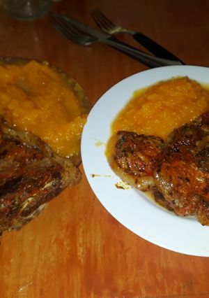 Una foto de Bife angosto con puré de calabaza
