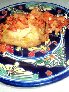 Una foto de Tortas de coliflor mexicanas al horno y papas con chorizo de soja