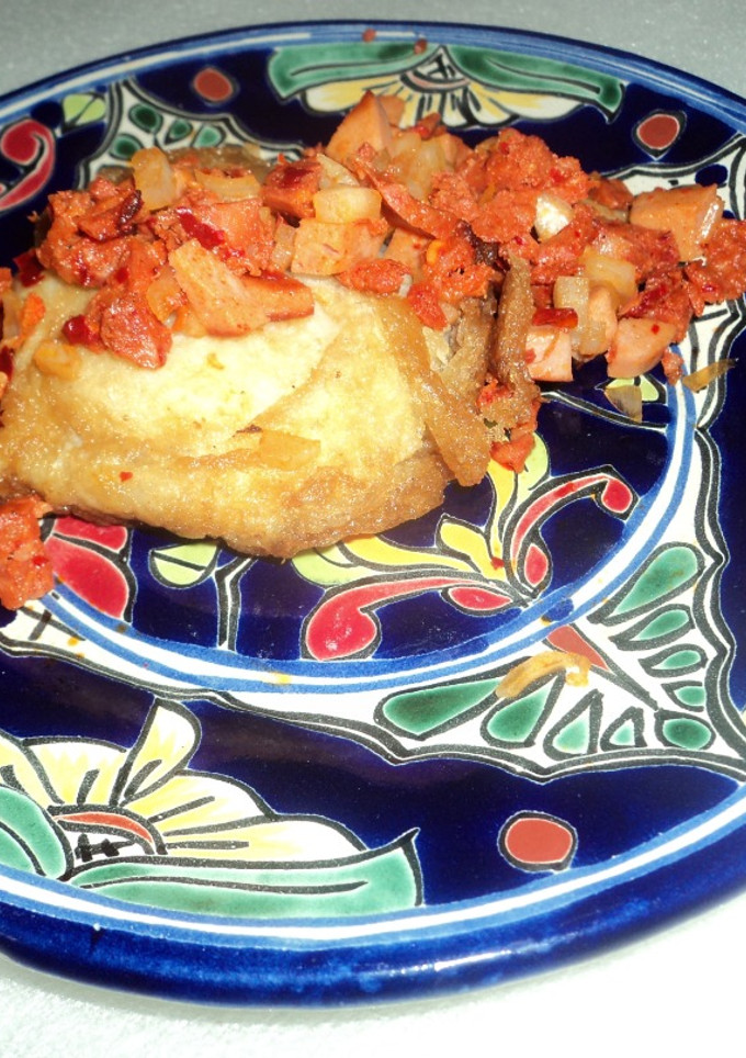 Una foto de Tortas de coliflor mexicanas al horno y papas con chorizo de soja